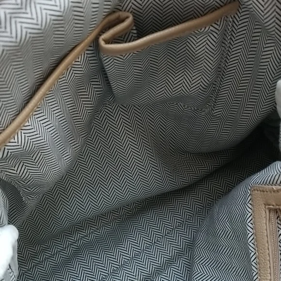 STEVE MADDEN Tan w/Gold Hardware Handbag - Picture 9 of 11